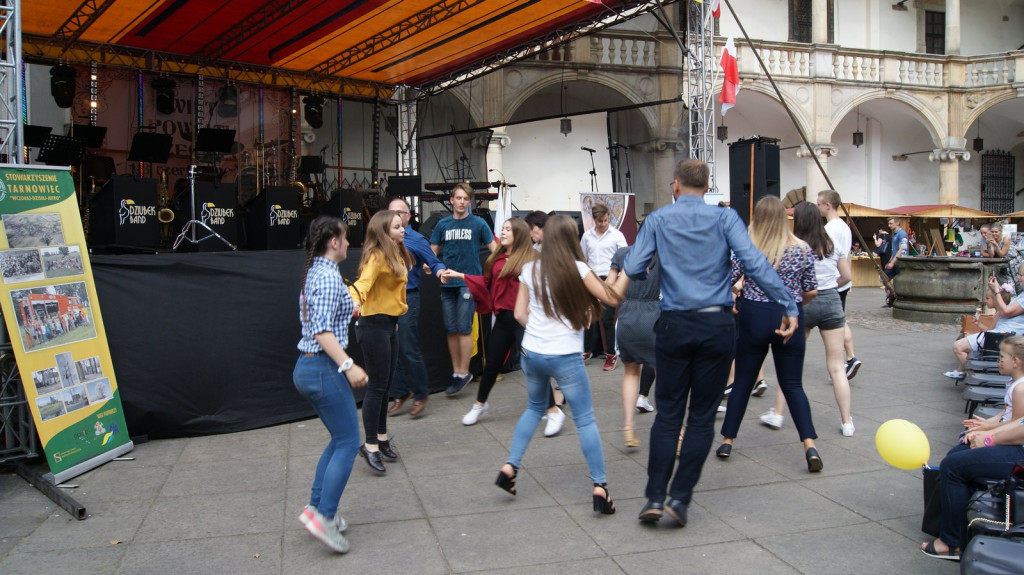 ŚPB 2018: Dziubek Band przegonił deszcz. Żywiołowy dyrygent porwał publiczność do wspólnej zabawy