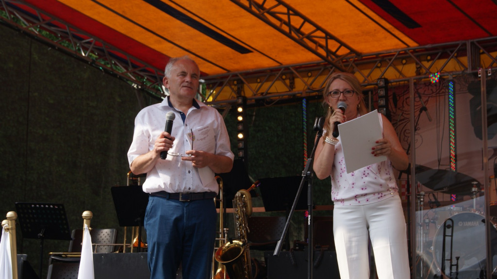 ŚPB 2018: Dziubek Band przegonił deszcz. Żywiołowy dyrygent porwał publiczność do wspólnej zabawy