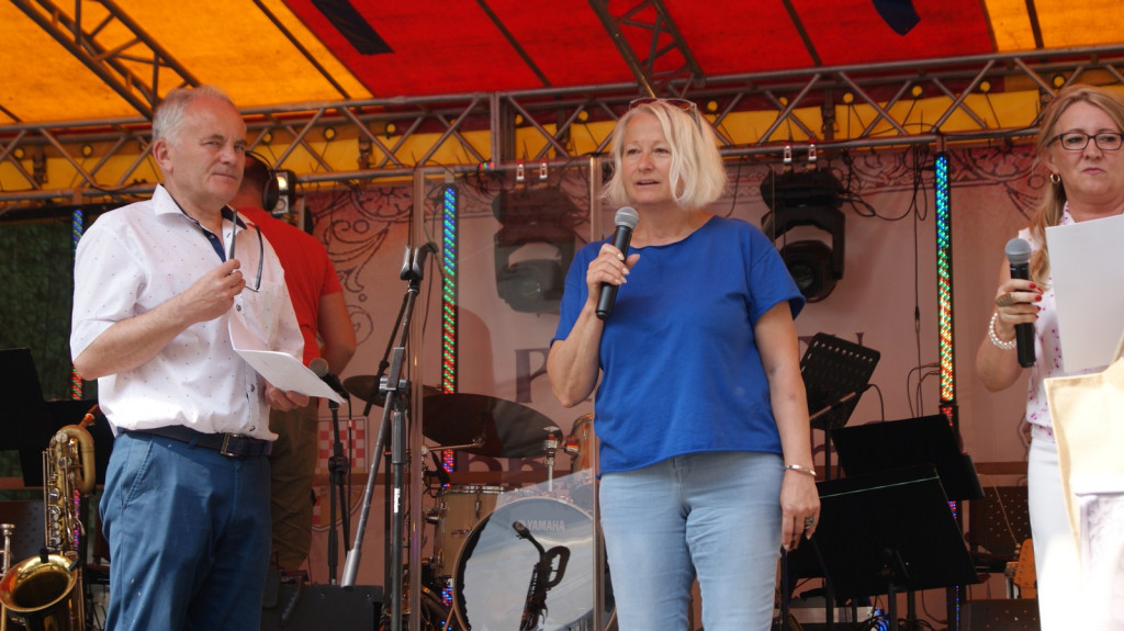 ŚPB 2018: Dziubek Band przegonił deszcz. Żywiołowy dyrygent porwał publiczność do wspólnej zabawy