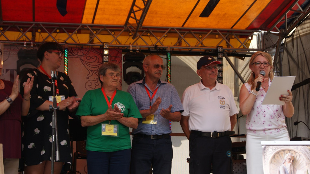 ŚPB 2018: Dziubek Band przegonił deszcz. Żywiołowy dyrygent porwał publiczność do wspólnej zabawy