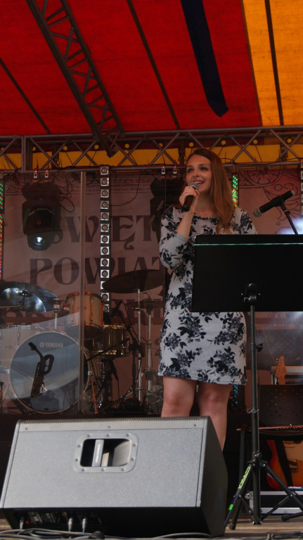 ŚPB 2018: Dziubek Band przegonił deszcz. Żywiołowy dyrygent porwał publiczność do wspólnej zabawy