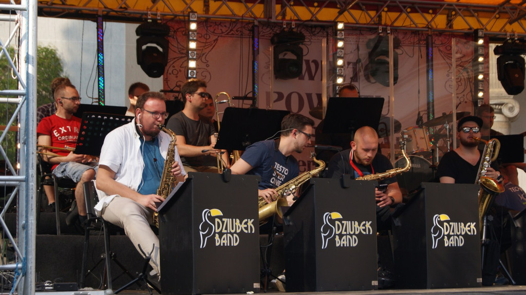 ŚPB 2018: Dziubek Band przegonił deszcz. Żywiołowy dyrygent porwał publiczność do wspólnej zabawy