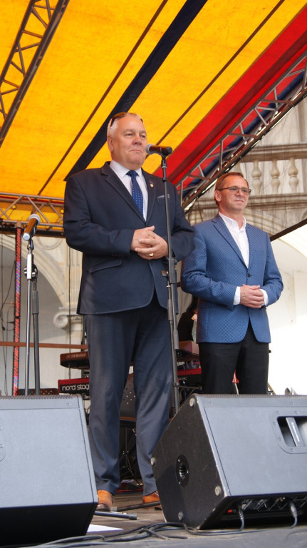 ŚPB 2018: Dziubek Band przegonił deszcz. Żywiołowy dyrygent porwał publiczność do wspólnej zabawy