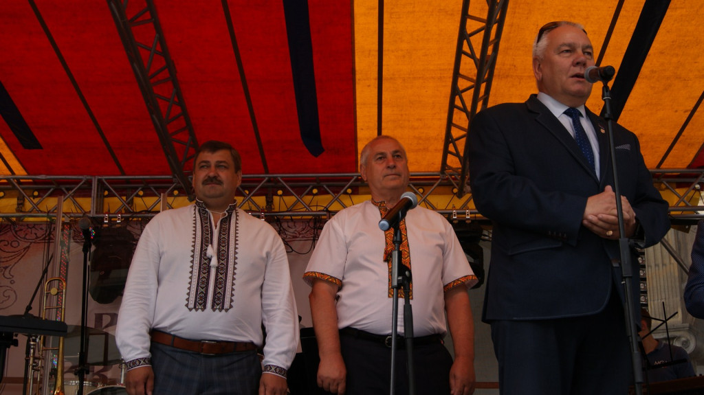 ŚPB 2018: Dziubek Band przegonił deszcz. Żywiołowy dyrygent porwał publiczność do wspólnej zabawy