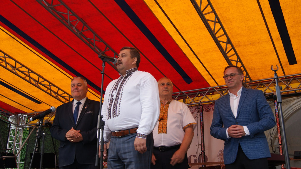 ŚPB 2018: Dziubek Band przegonił deszcz. Żywiołowy dyrygent porwał publiczność do wspólnej zabawy