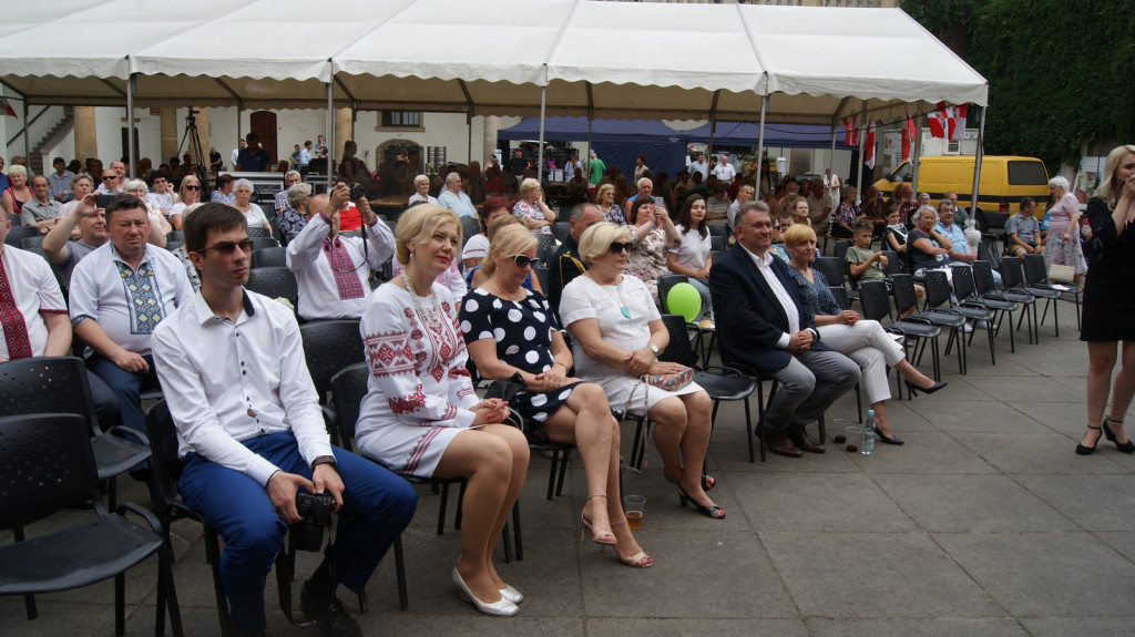 ŚPB 2018: Dziubek Band przegonił deszcz. Żywiołowy dyrygent porwał publiczność do wspólnej zabawy