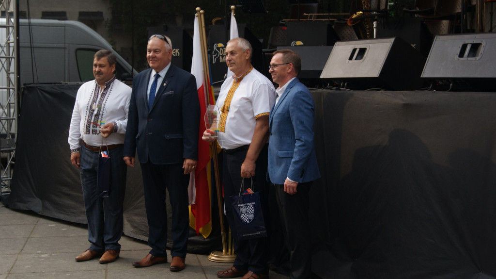 ŚPB 2018: Dziubek Band przegonił deszcz. Żywiołowy dyrygent porwał publiczność do wspólnej zabawy