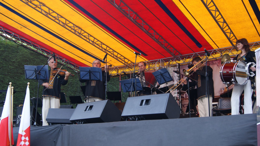 ŚPB 2018: Dziubek Band przegonił deszcz. Żywiołowy dyrygent porwał publiczność do wspólnej zabawy