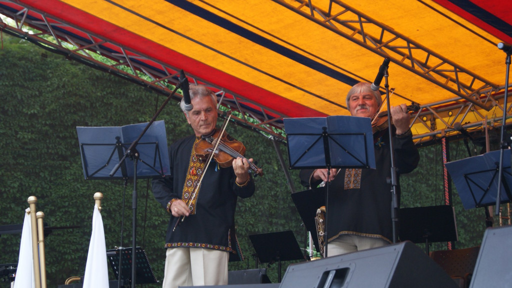 ŚPB 2018: Dziubek Band przegonił deszcz. Żywiołowy dyrygent porwał publiczność do wspólnej zabawy