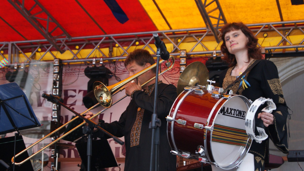 ŚPB 2018: Dziubek Band przegonił deszcz. Żywiołowy dyrygent porwał publiczność do wspólnej zabawy