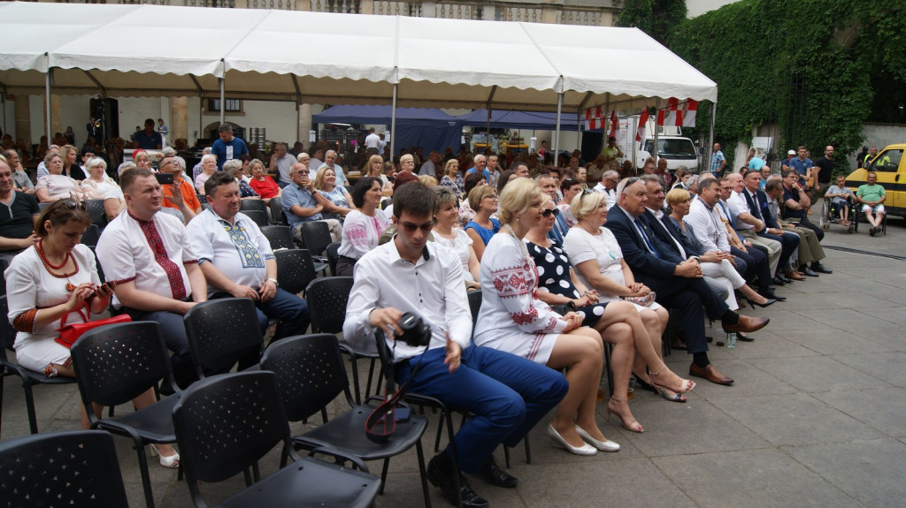 ŚPB 2018: Dziubek Band przegonił deszcz. Żywiołowy dyrygent porwał publiczność do wspólnej zabawy