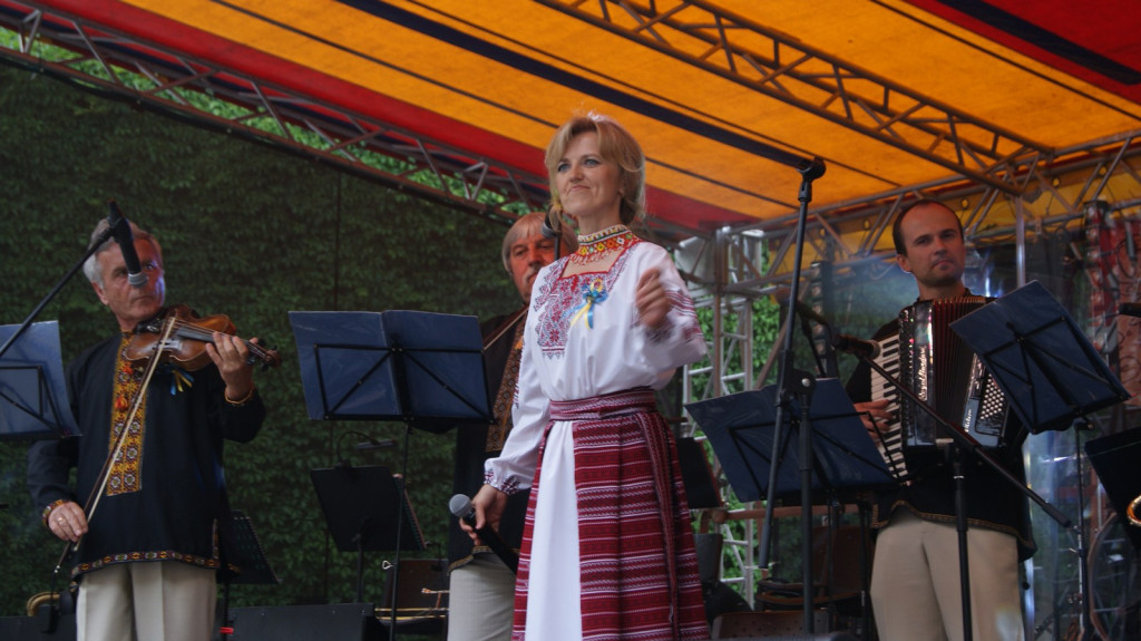 ŚPB 2018: Dziubek Band przegonił deszcz. Żywiołowy dyrygent porwał publiczność do wspólnej zabawy