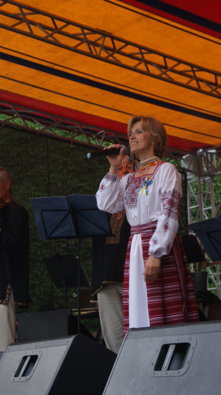 ŚPB 2018: Dziubek Band przegonił deszcz. Żywiołowy dyrygent porwał publiczność do wspólnej zabawy