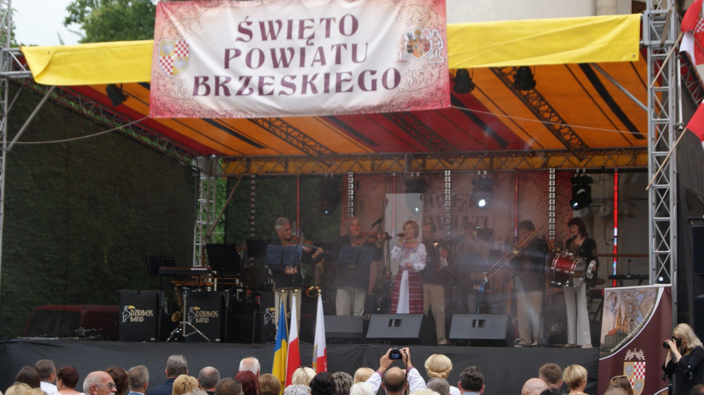 ŚPB 2018: Dziubek Band przegonił deszcz. Żywiołowy dyrygent porwał publiczność do wspólnej zabawy