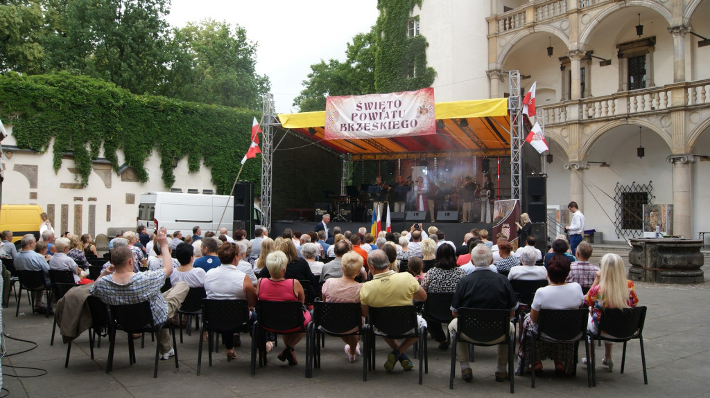 ŚPB 2018: Dziubek Band przegonił deszcz. Żywiołowy dyrygent porwał publiczność do wspólnej zabawy