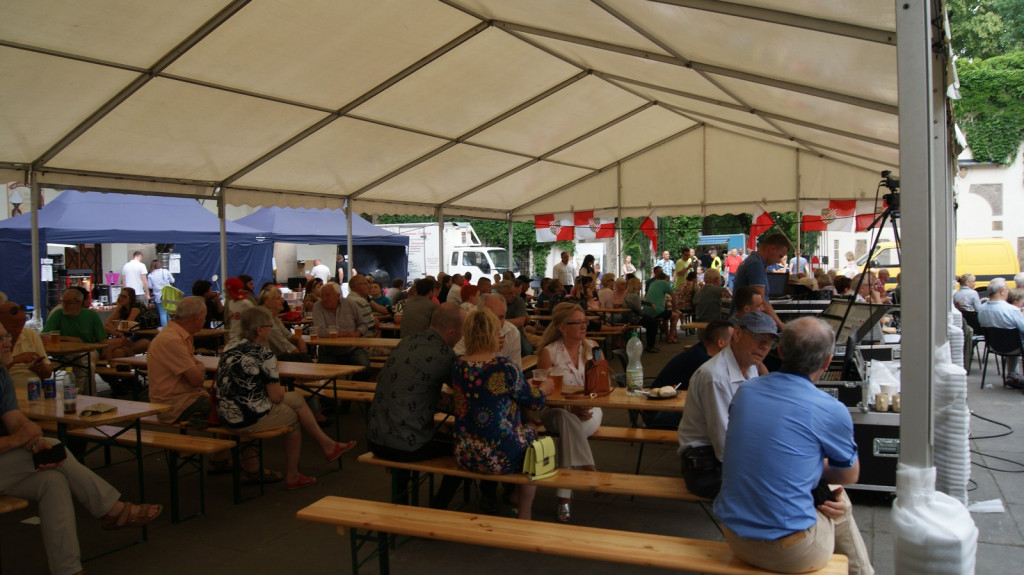 ŚPB 2018: Dziubek Band przegonił deszcz. Żywiołowy dyrygent porwał publiczność do wspólnej zabawy