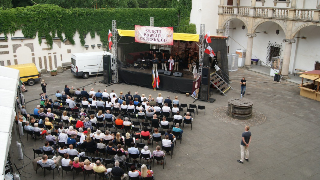 ŚPB 2018: Dziubek Band przegonił deszcz. Żywiołowy dyrygent porwał publiczność do wspólnej zabawy