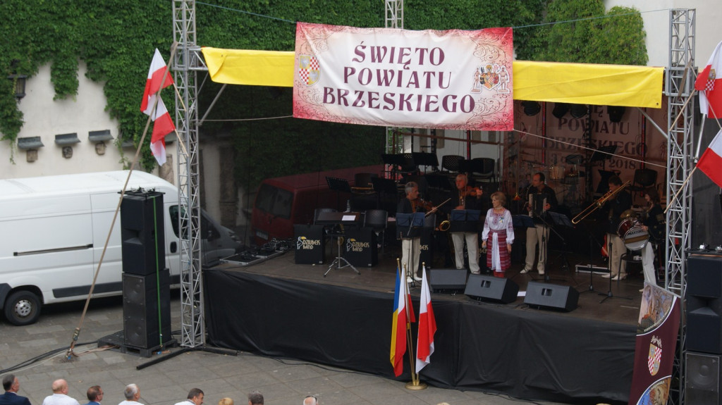 ŚPB 2018: Dziubek Band przegonił deszcz. Żywiołowy dyrygent porwał publiczność do wspólnej zabawy