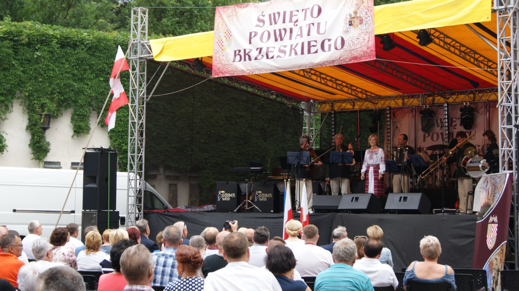 ŚPB 2018: Dziubek Band przegonił deszcz. Żywiołowy dyrygent porwał publiczność do wspólnej zabawy