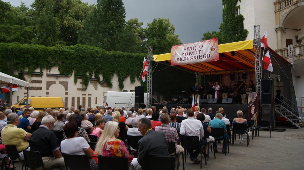 ŚPB 2018: Dziubek Band przegonił deszcz. Żywiołowy dyrygent porwał publiczność do wspólnej zabawy