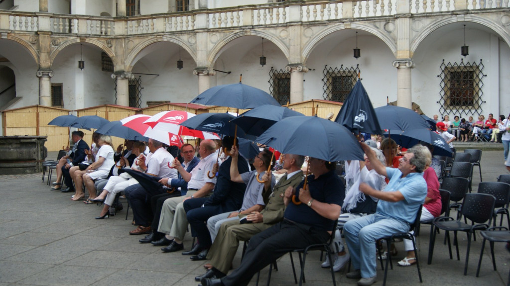 ŚPB 2018: Dziubek Band przegonił deszcz. Żywiołowy dyrygent porwał publiczność do wspólnej zabawy
