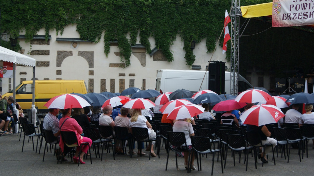 ŚPB 2018: Dziubek Band przegonił deszcz. Żywiołowy dyrygent porwał publiczność do wspólnej zabawy