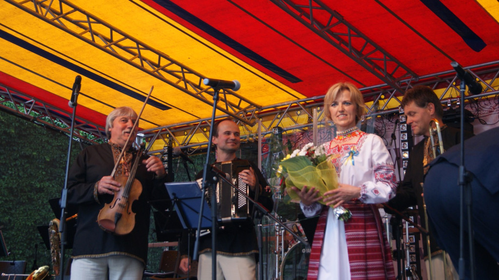 ŚPB 2018: Dziubek Band przegonił deszcz. Żywiołowy dyrygent porwał publiczność do wspólnej zabawy