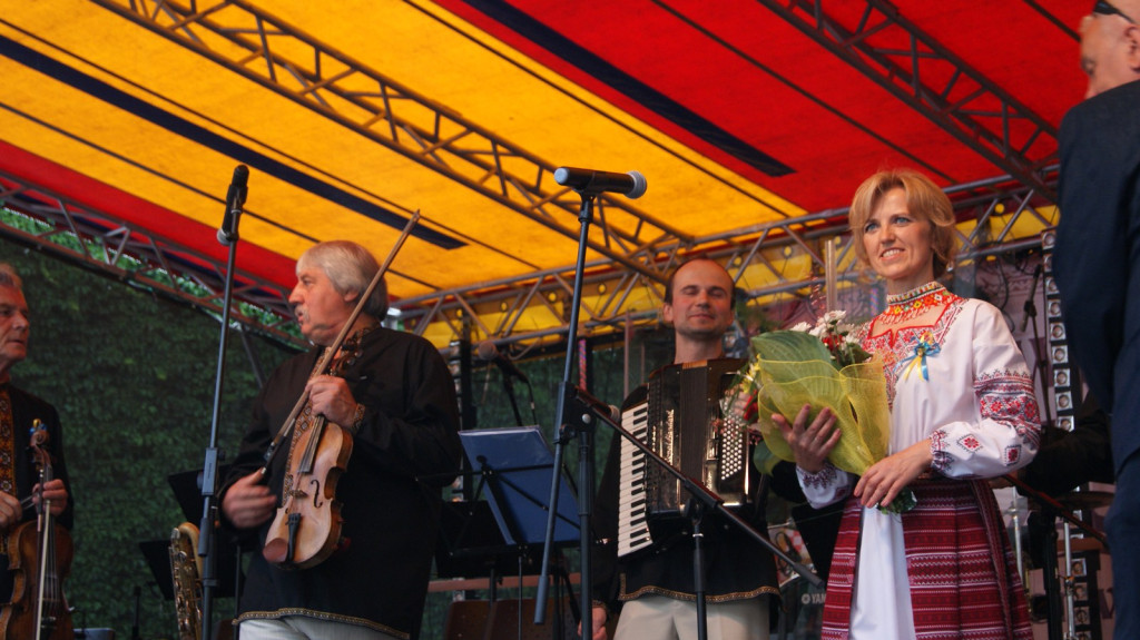 ŚPB 2018: Dziubek Band przegonił deszcz. Żywiołowy dyrygent porwał publiczność do wspólnej zabawy