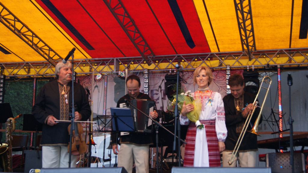 ŚPB 2018: Dziubek Band przegonił deszcz. Żywiołowy dyrygent porwał publiczność do wspólnej zabawy