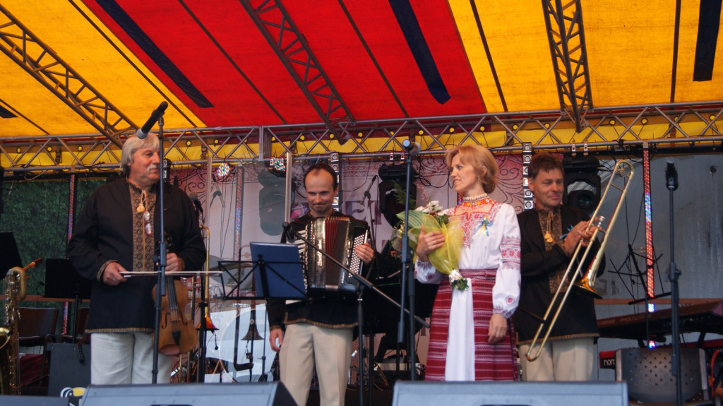 ŚPB 2018: Dziubek Band przegonił deszcz. Żywiołowy dyrygent porwał publiczność do wspólnej zabawy