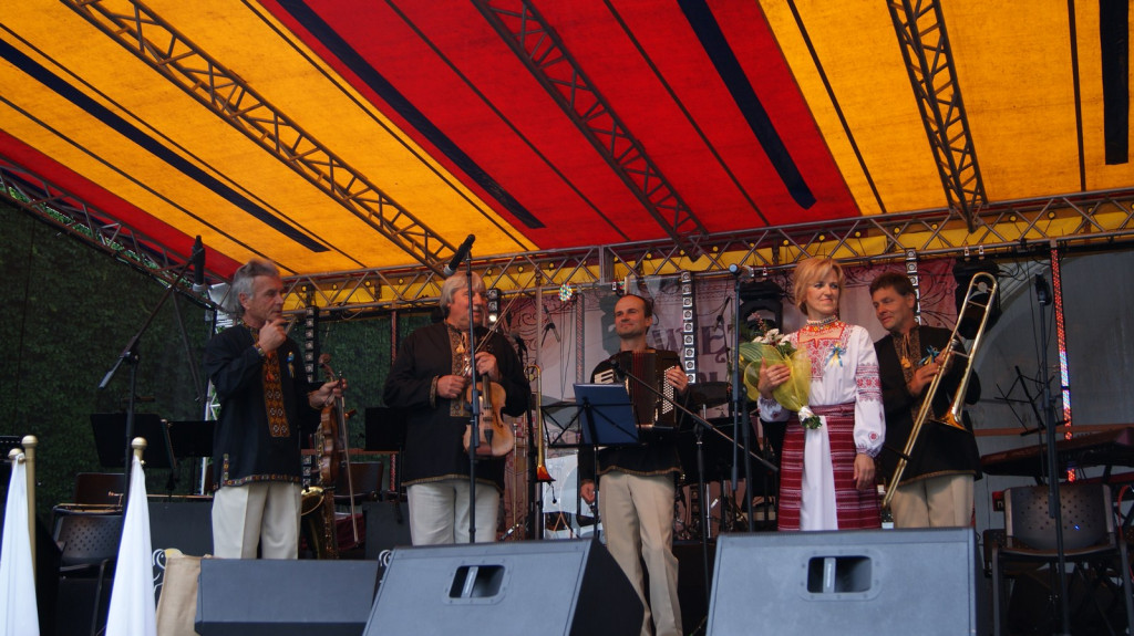 ŚPB 2018: Dziubek Band przegonił deszcz. Żywiołowy dyrygent porwał publiczność do wspólnej zabawy