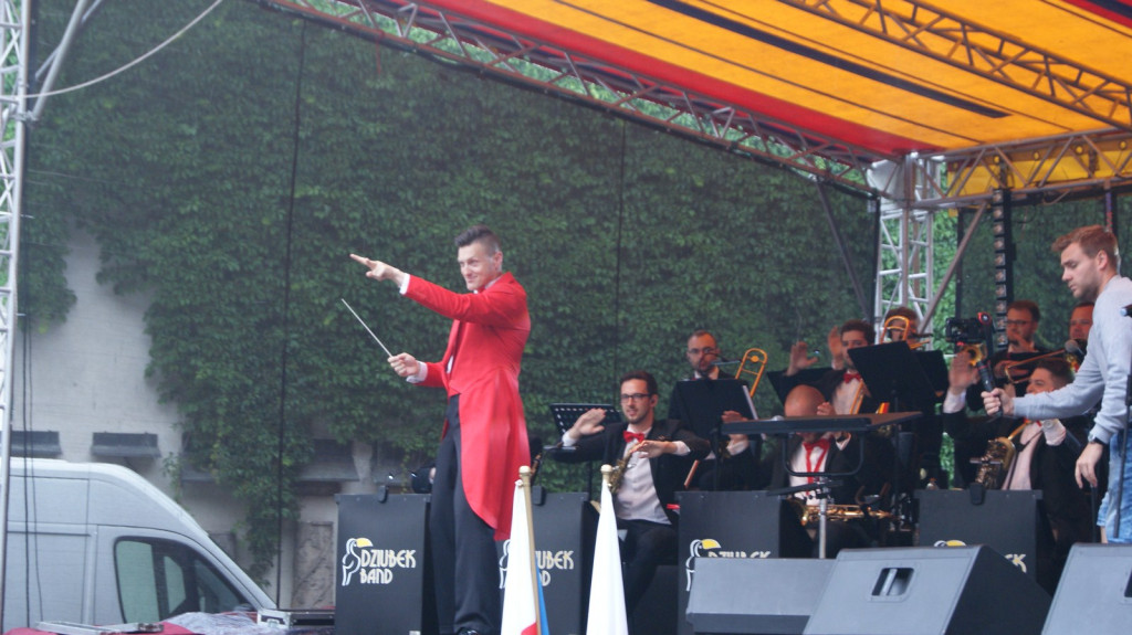 ŚPB 2018: Dziubek Band przegonił deszcz. Żywiołowy dyrygent porwał publiczność do wspólnej zabawy