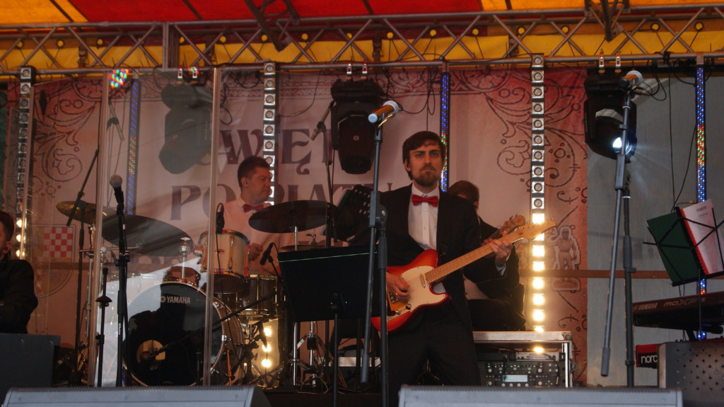 ŚPB 2018: Dziubek Band przegonił deszcz. Żywiołowy dyrygent porwał publiczność do wspólnej zabawy