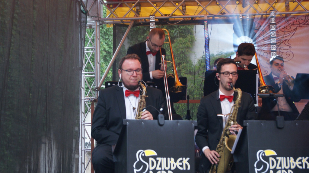 ŚPB 2018: Dziubek Band przegonił deszcz. Żywiołowy dyrygent porwał publiczność do wspólnej zabawy