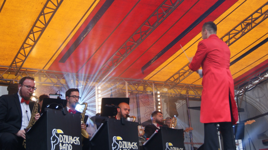 ŚPB 2018: Dziubek Band przegonił deszcz. Żywiołowy dyrygent porwał publiczność do wspólnej zabawy