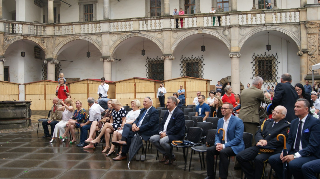 ŚPB 2018: Dziubek Band przegonił deszcz. Żywiołowy dyrygent porwał publiczność do wspólnej zabawy