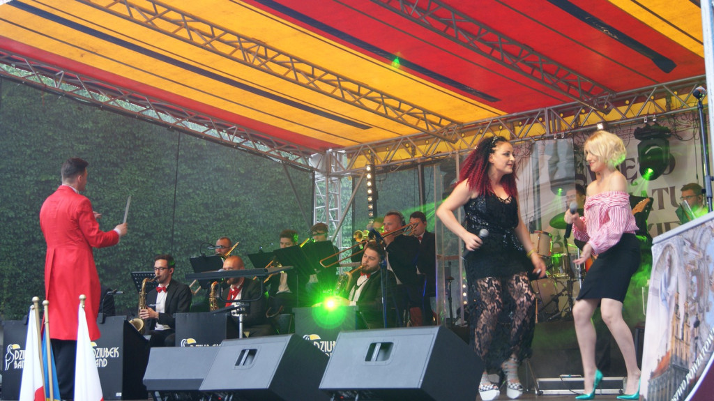 ŚPB 2018: Dziubek Band przegonił deszcz. Żywiołowy dyrygent porwał publiczność do wspólnej zabawy