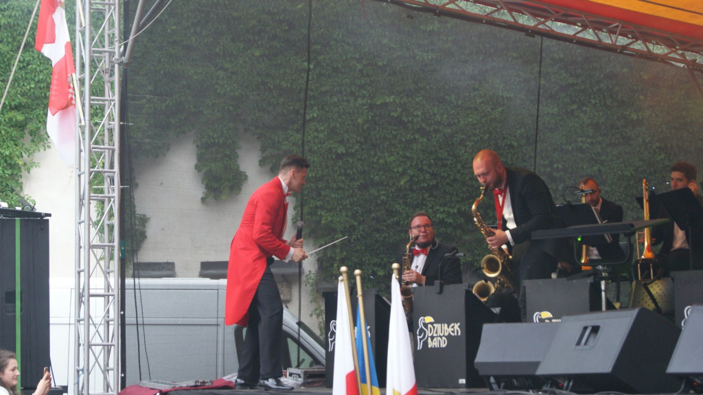 ŚPB 2018: Dziubek Band przegonił deszcz. Żywiołowy dyrygent porwał publiczność do wspólnej zabawy