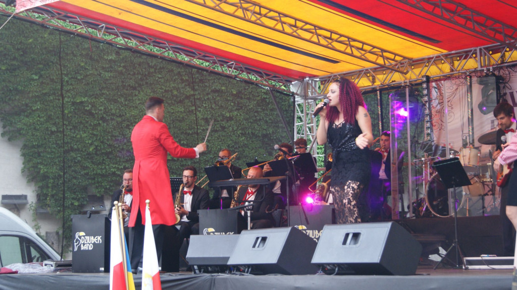 ŚPB 2018: Dziubek Band przegonił deszcz. Żywiołowy dyrygent porwał publiczność do wspólnej zabawy