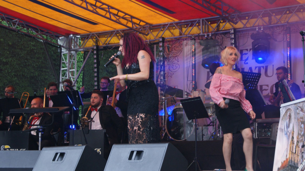 ŚPB 2018: Dziubek Band przegonił deszcz. Żywiołowy dyrygent porwał publiczność do wspólnej zabawy