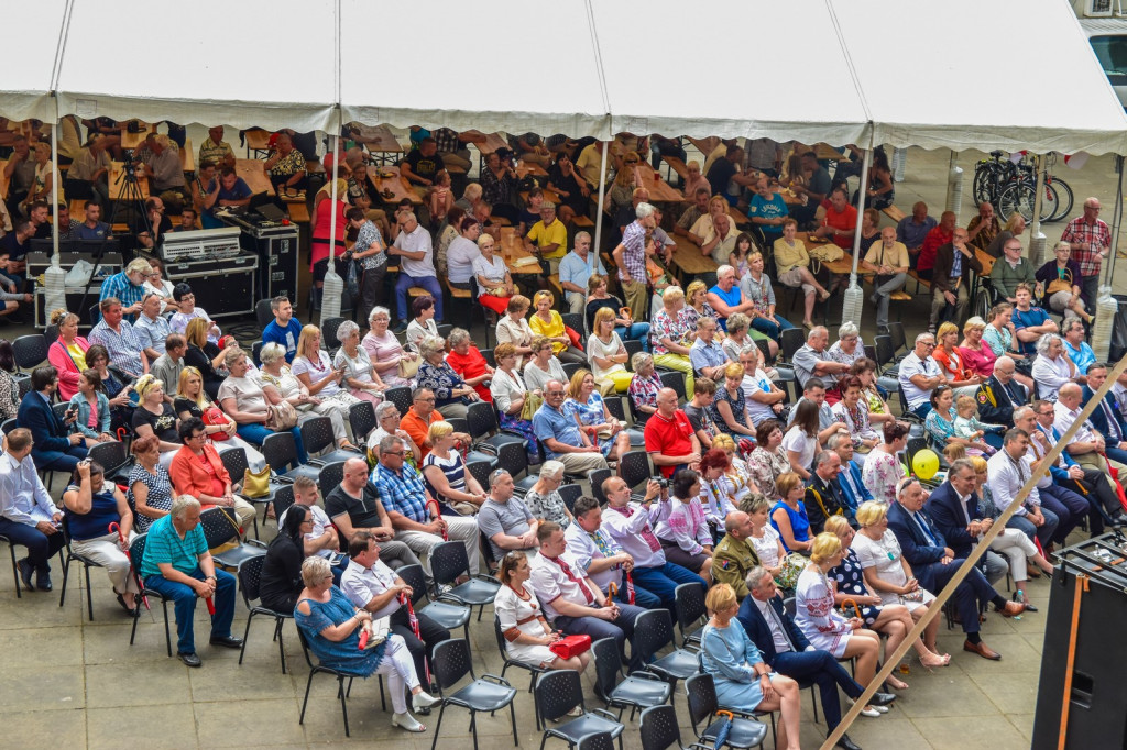 ŚPB 2018: Dziubek Band przegonił deszcz. Żywiołowy dyrygent porwał publiczność do wspólnej zabawy