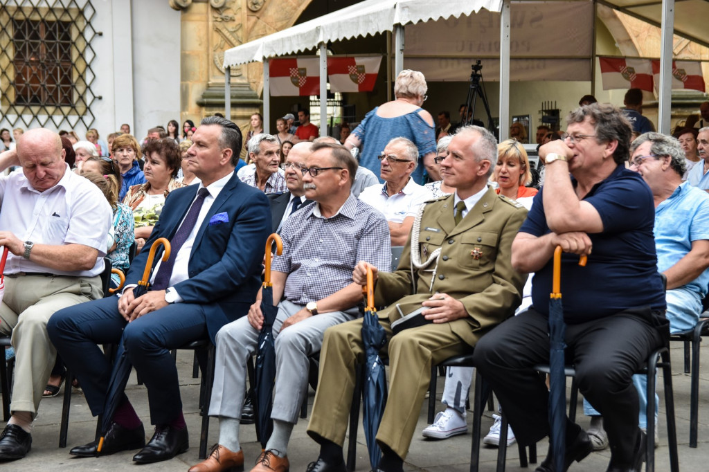 ŚPB 2018: Dziubek Band przegonił deszcz. Żywiołowy dyrygent porwał publiczność do wspólnej zabawy