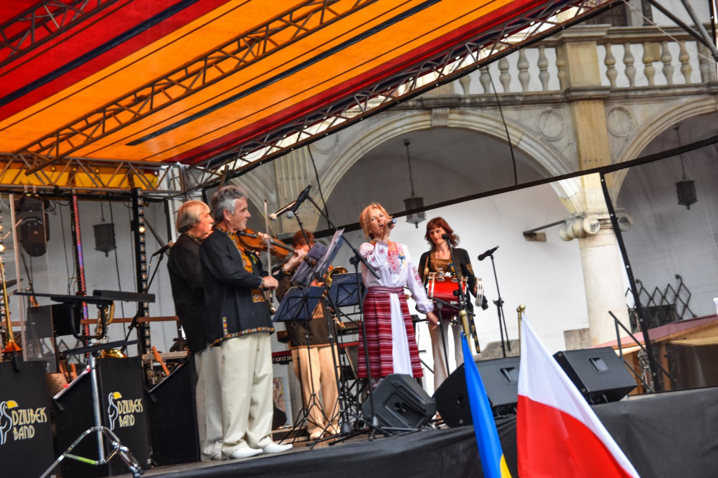 ŚPB 2018: Dziubek Band przegonił deszcz. Żywiołowy dyrygent porwał publiczność do wspólnej zabawy