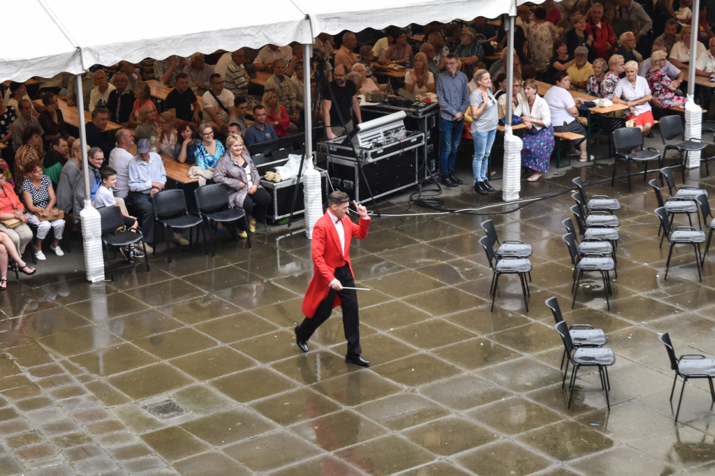 ŚPB 2018: Dziubek Band przegonił deszcz. Żywiołowy dyrygent porwał publiczność do wspólnej zabawy