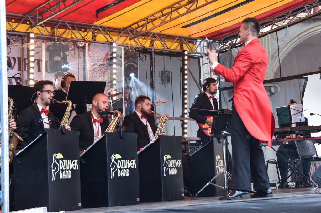 ŚPB 2018: Dziubek Band przegonił deszcz. Żywiołowy dyrygent porwał publiczność do wspólnej zabawy