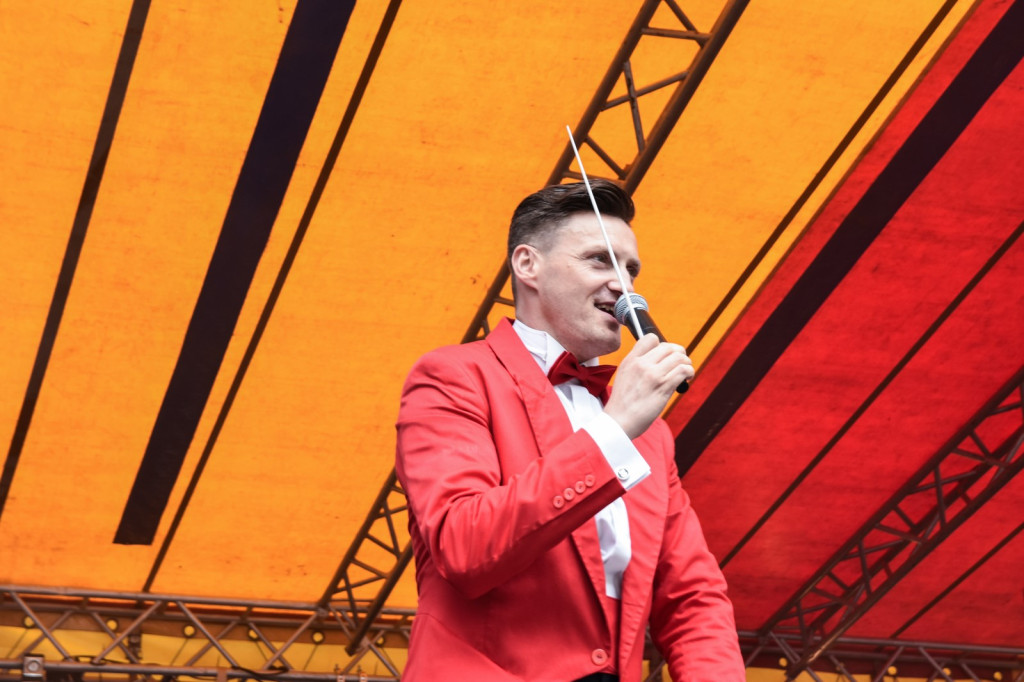 ŚPB 2018: Dziubek Band przegonił deszcz. Żywiołowy dyrygent porwał publiczność do wspólnej zabawy