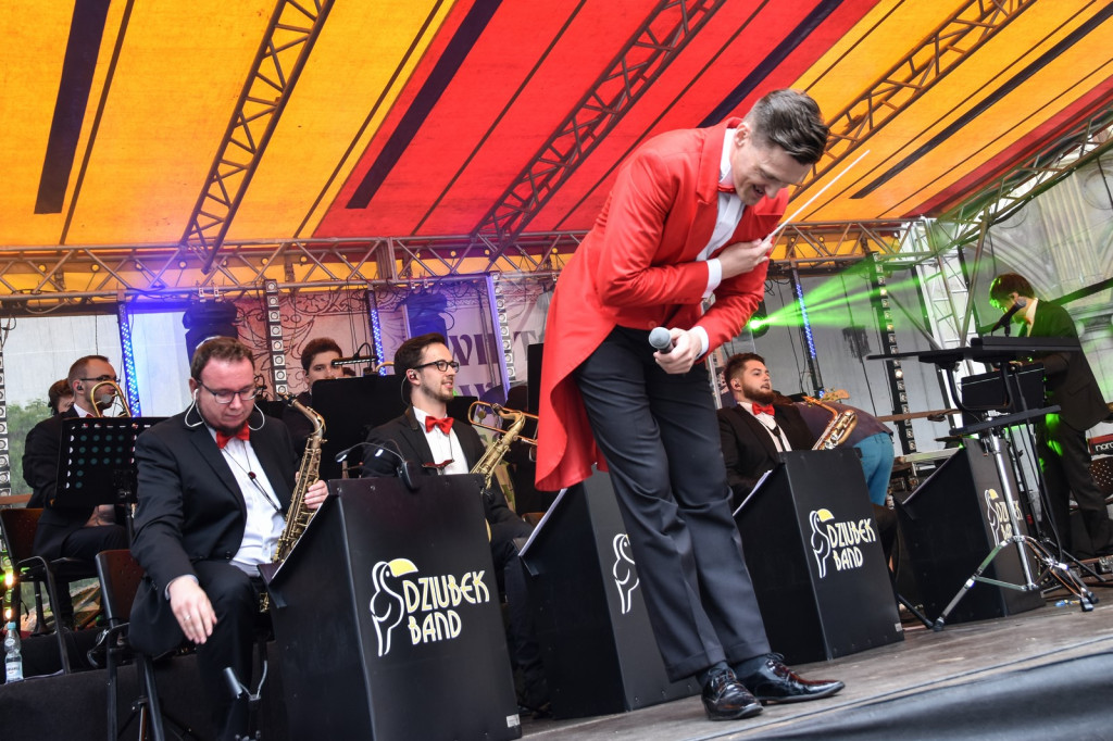 ŚPB 2018: Dziubek Band przegonił deszcz. Żywiołowy dyrygent porwał publiczność do wspólnej zabawy
