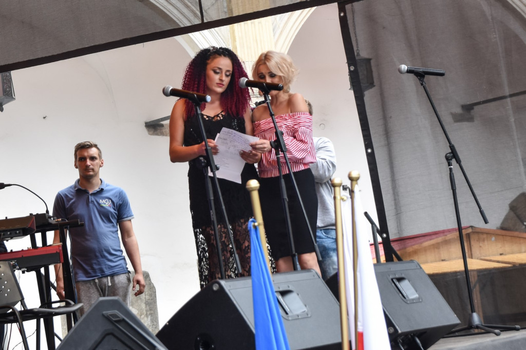 ŚPB 2018: Dziubek Band przegonił deszcz. Żywiołowy dyrygent porwał publiczność do wspólnej zabawy