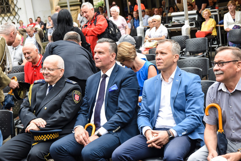 ŚPB 2018: Dziubek Band przegonił deszcz. Żywiołowy dyrygent porwał publiczność do wspólnej zabawy