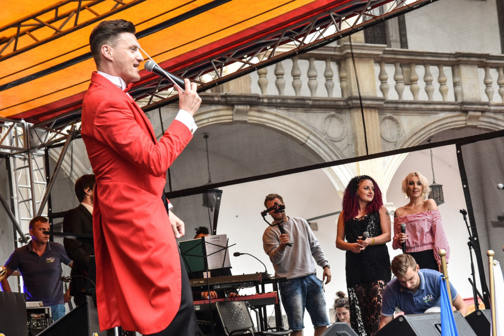 ŚPB 2018: Dziubek Band przegonił deszcz. Żywiołowy dyrygent porwał publiczność do wspólnej zabawy